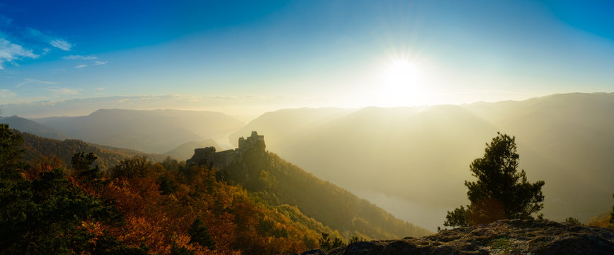 Wachaupanorama Aggstein im Abendlicht