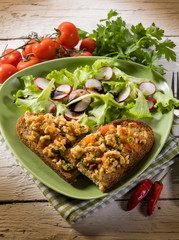 slice bread with chicken and mixed salad