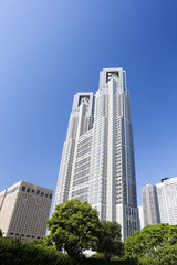 Fototapeta premium 快晴青空と緑の東京都庁を見上げる