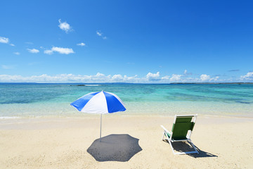 南国の美しいビーチとパラソル