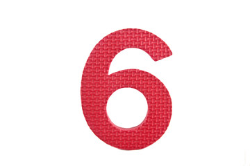 Número Seis (6) sobre fondo blanco aislado. Vista de frente
