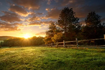 Foto op Aluminium Pittoresk landschap, omheinde ranch bij zonsopgang © Zsolnai Gergely