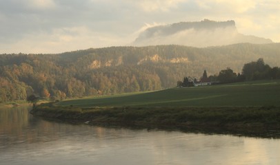 Blick über die Elbe zum Lilienstein im Herbstnebel © holger.l.berlin
