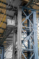 Obraz premium Damals und Heute Werksuhr DDR