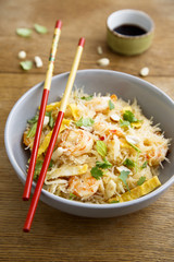 Rice noodles with shrimps, omelette and herbs