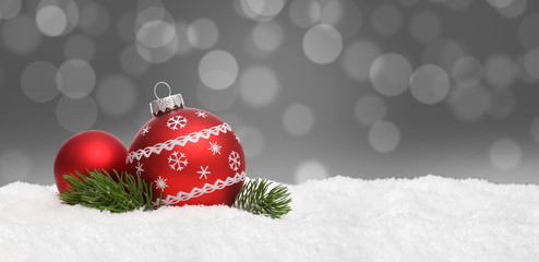 Weihnachtshintergrund mit Kugeln und Schnee