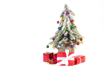 christbaum mit bunten kugeln