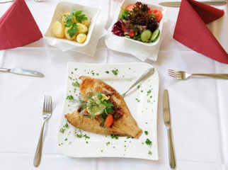 eine Scholle in einem Restaurant als Mittagsgericht  schön angerichtet