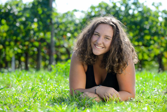 ragazza sorridente sul prato