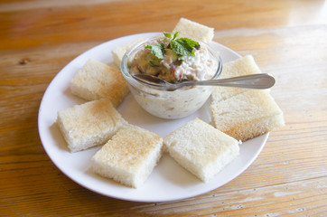 Tuna salad with bread