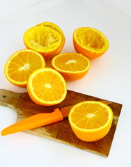 orange pressée avec presse-agrumes