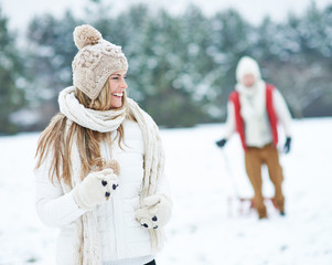 Frau läuft durch Schnee im Winter