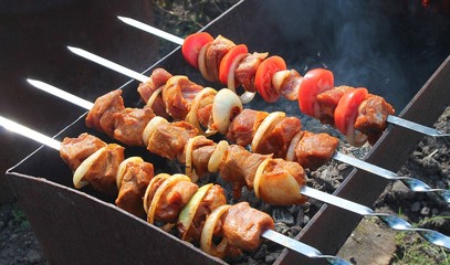 Приготовление мясного шашлыка на мангале.