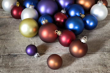Hintergrundbild mit vielen festlichen Christbaumkugeln