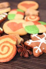 Weihnachtsplätzchen auf Holzhintergrund mit Anis