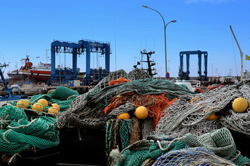 Filets et flotteurs sur le quai du port de Guilvinec. © koenig foto