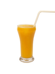 Vaso con zumo de naranja natural sobre un fondo blanco aislado. Vista de frente. Copy space