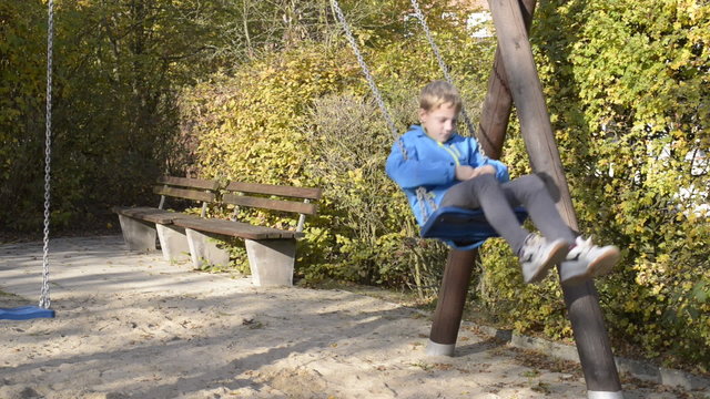 Kind auf Schaukel