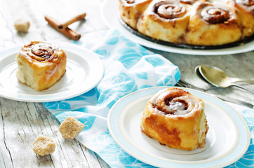 cinnamon rolls with cream icing