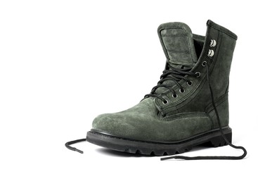 Rauhlederschuh mit offenen Schnürsenkeln auf weiß isoliert