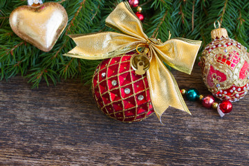 Fototapeta na wymiar red christmas ball with golden bow