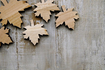 Ahornblätter aus Holz