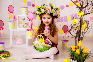 Obraz na płótnie Canvas Easter concept. Beautiful girl in the room with decorations