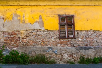 Fototapeta na wymiar Ruined house with window