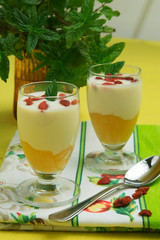 Yogurt con frutta e bacche di Goji