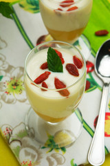 Yogurt con frutta e bacche di Goji