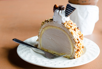 Ice cream cake almonds