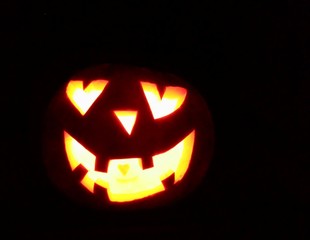 Halloweenkürbis bei Nacht