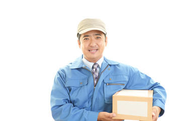 荷物を運ぶ笑顔の男性