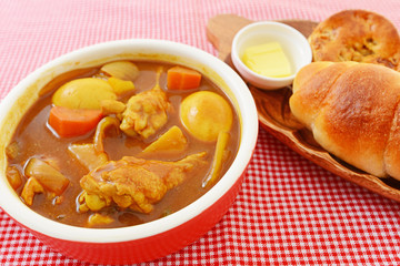 美味しそうなカレーとパン