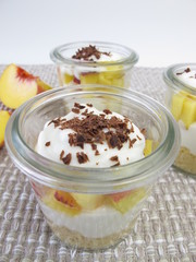 Kuchen ohne Backen mit Pfirsich im Glas