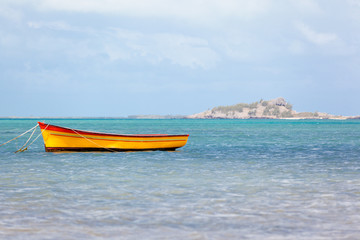Fototapeta premium barque jaune sur lagon de l'île Rodrigues