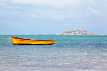 barque jaune sur lagon de l'île Rodrigues