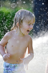 bambino urla tra gli schizzi di acqua