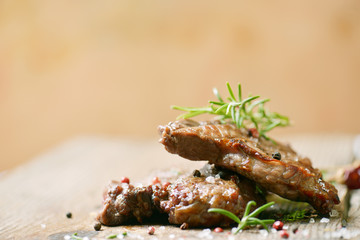 Steak auf altem Schneidebrett