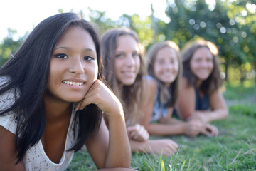 gruppo di amiche sul prato