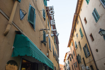 Insegna Hotel su facciata palazzi, Albergo