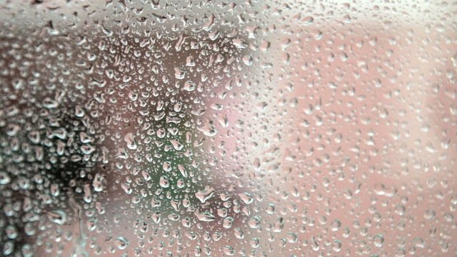 Gocce di pioggia sul vetro della finestra