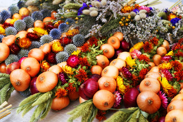 Zwiebelzöpfe - alte Bauerntradition, dekorativer Schmuck - Zwiebeln mit Trockenblumen flechten, Tradition in Thüringen