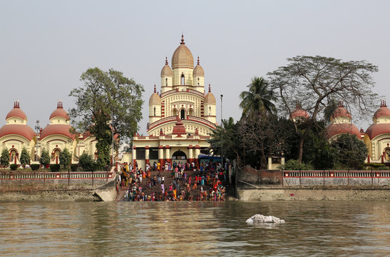 Hindu people bathing, Dakshineswar Kali Temple in Kolkata