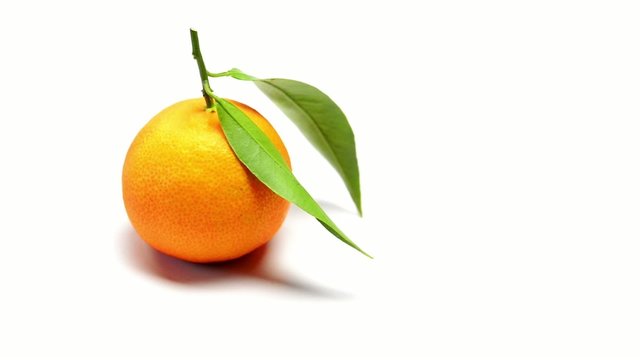 mandarino rotante su sfondo bianco