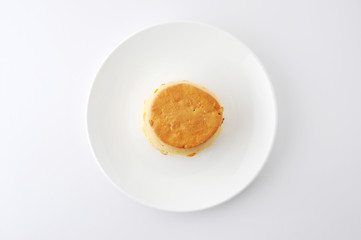 お皿にのせた スコーン ビスケット ティータイムのお菓子 白背景