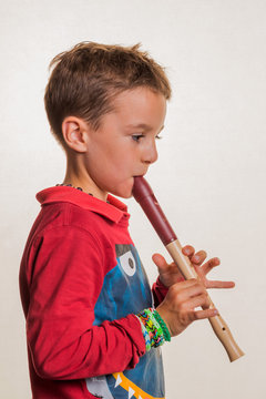 Kind spielt Flöte
