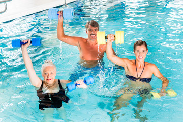 Gruppe macht Wasser Gymnastik Aquarobic