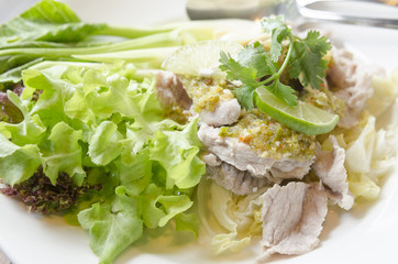 Steamed pork with spicy sauce and lemon