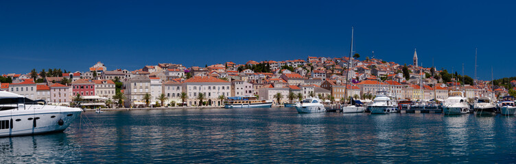 Obraz premium Panoramic view of Mali Losinj port and city